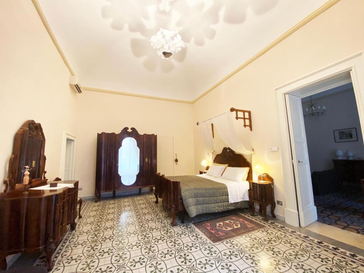 Palazzo Rollo Bed & Breakfast เลชเช ภายนอก รูปภาพ