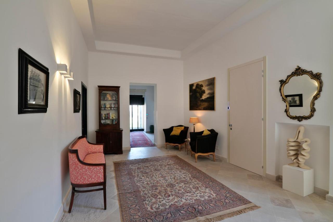 Palazzo Rollo Bed & Breakfast เลชเช ภายนอก รูปภาพ