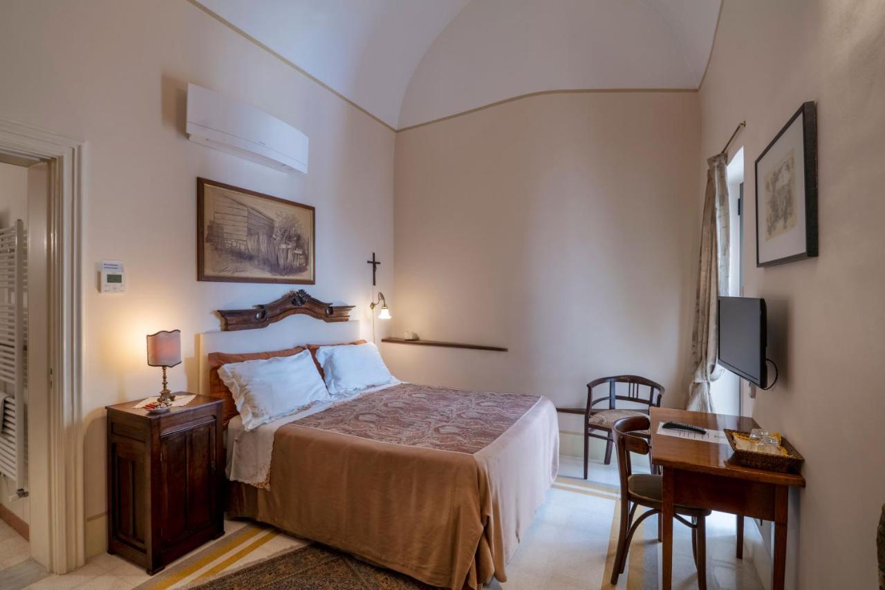 Palazzo Rollo Bed & Breakfast เลชเช ภายนอก รูปภาพ