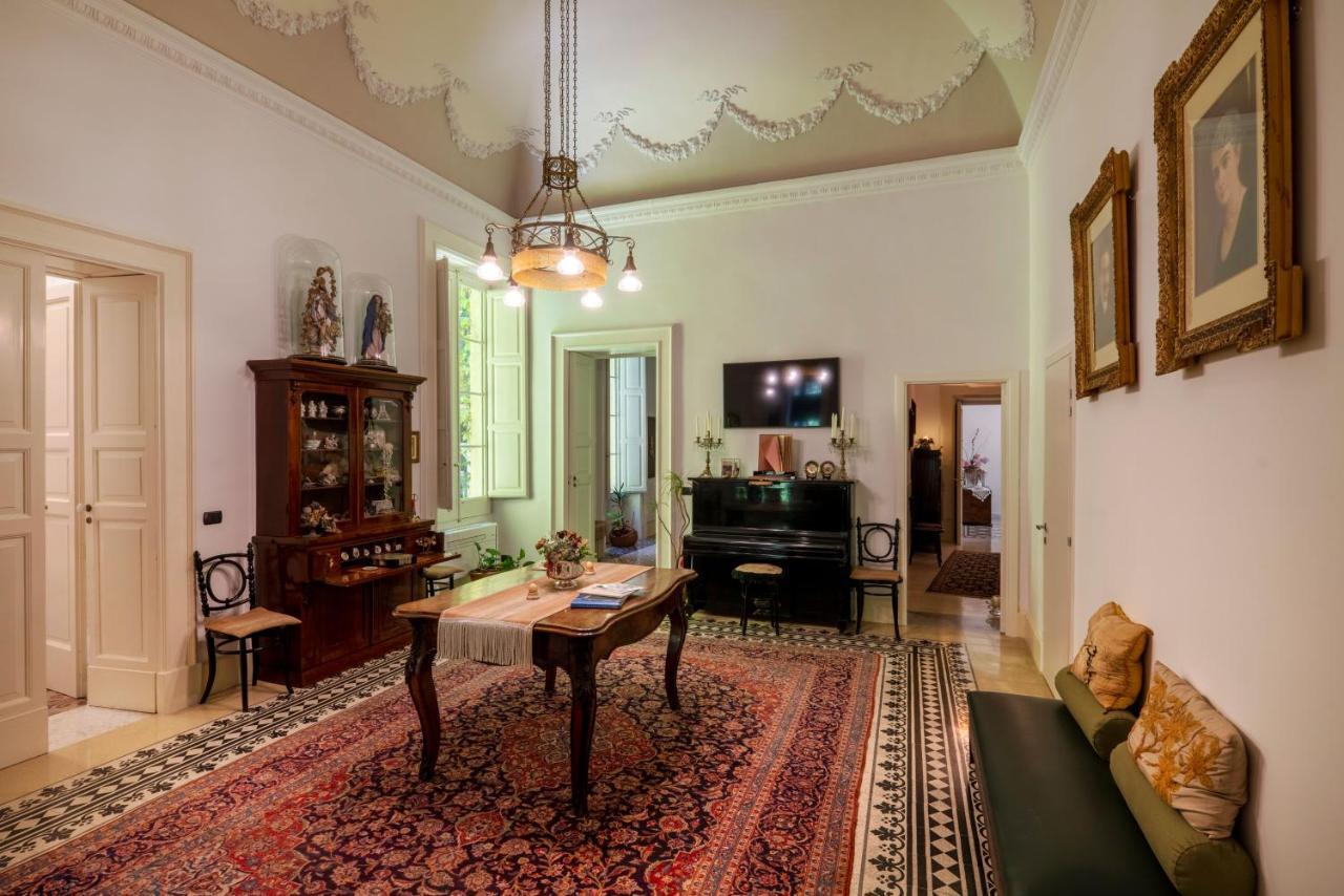 Palazzo Rollo Bed & Breakfast เลชเช ภายนอก รูปภาพ