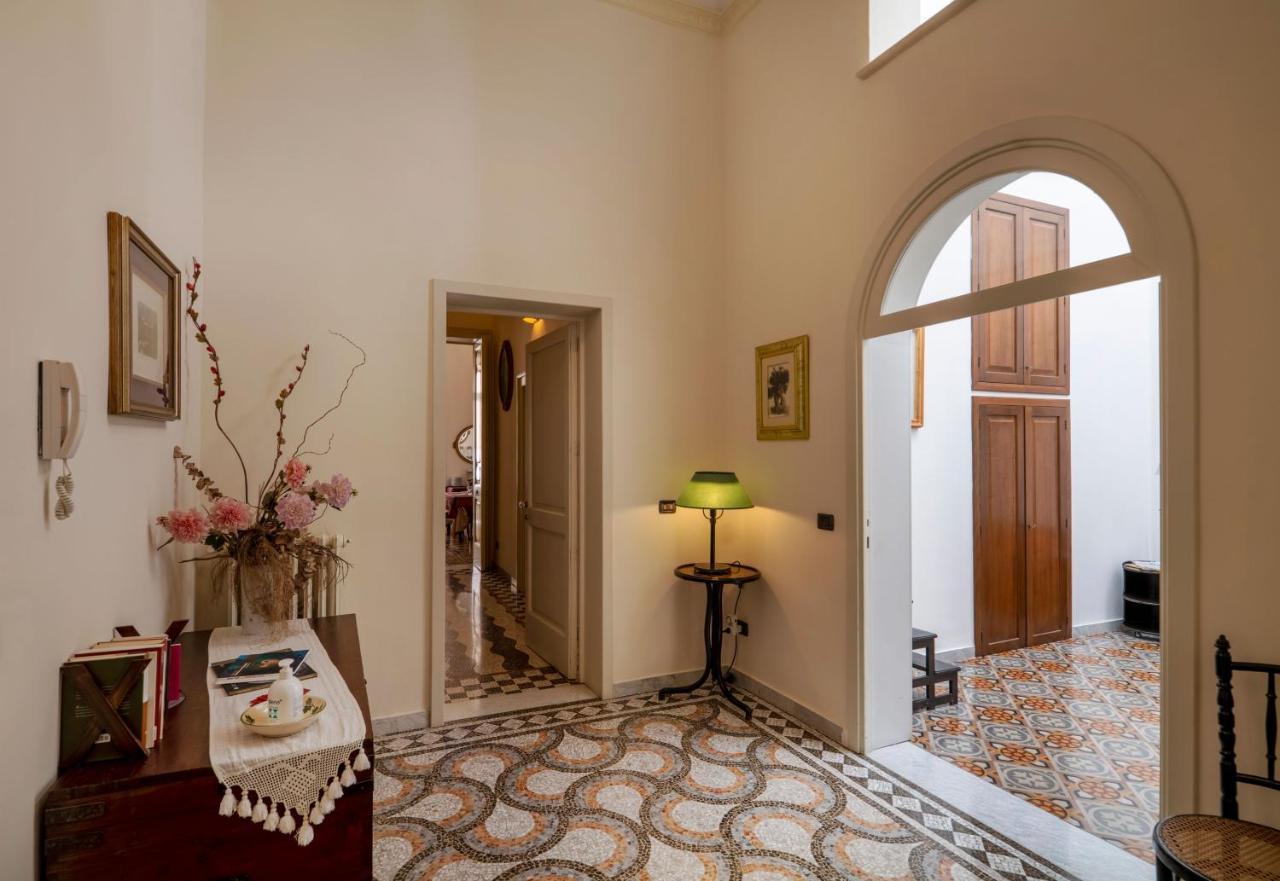 Palazzo Rollo Bed & Breakfast เลชเช ภายนอก รูปภาพ