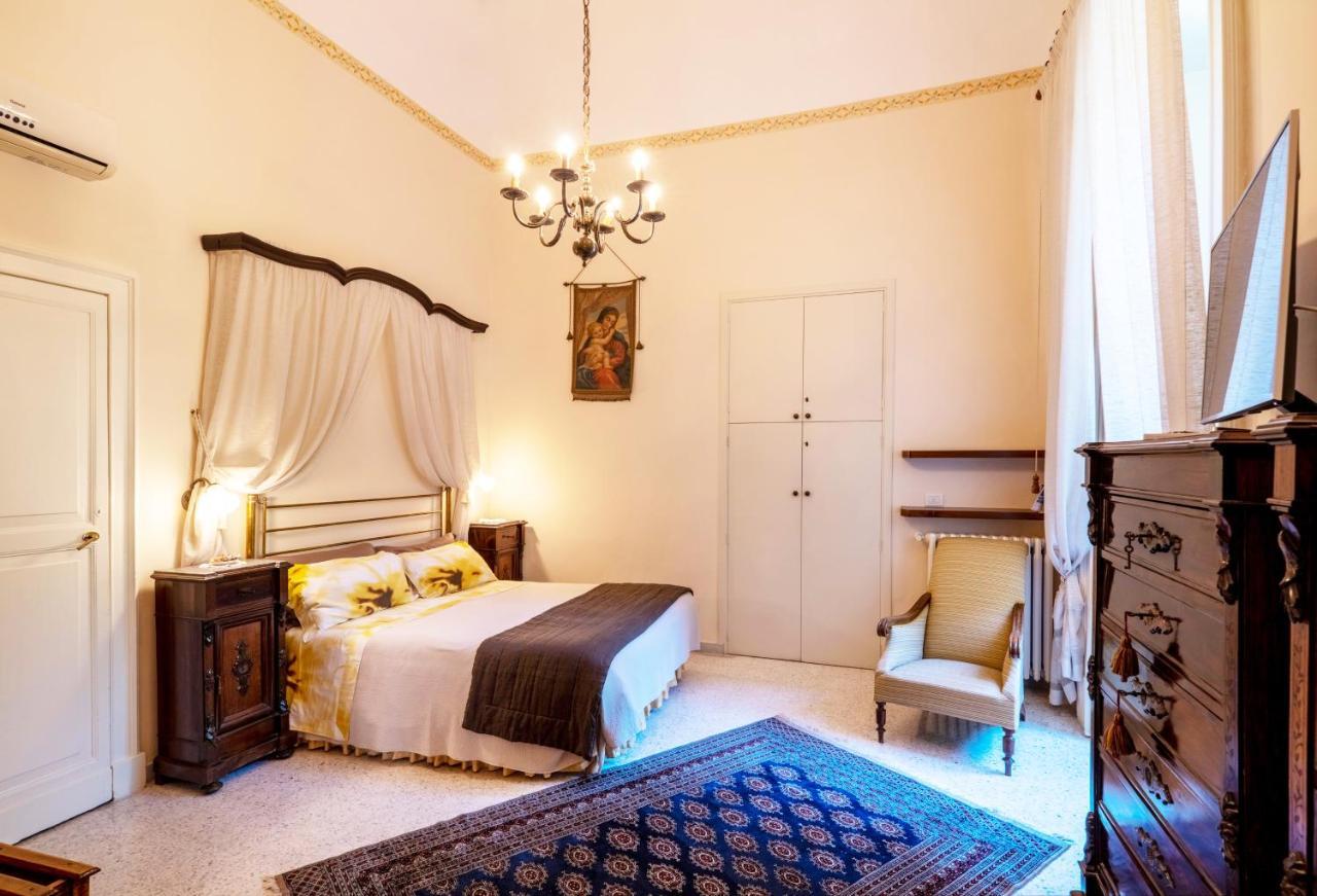 Palazzo Rollo Bed & Breakfast เลชเช ภายนอก รูปภาพ