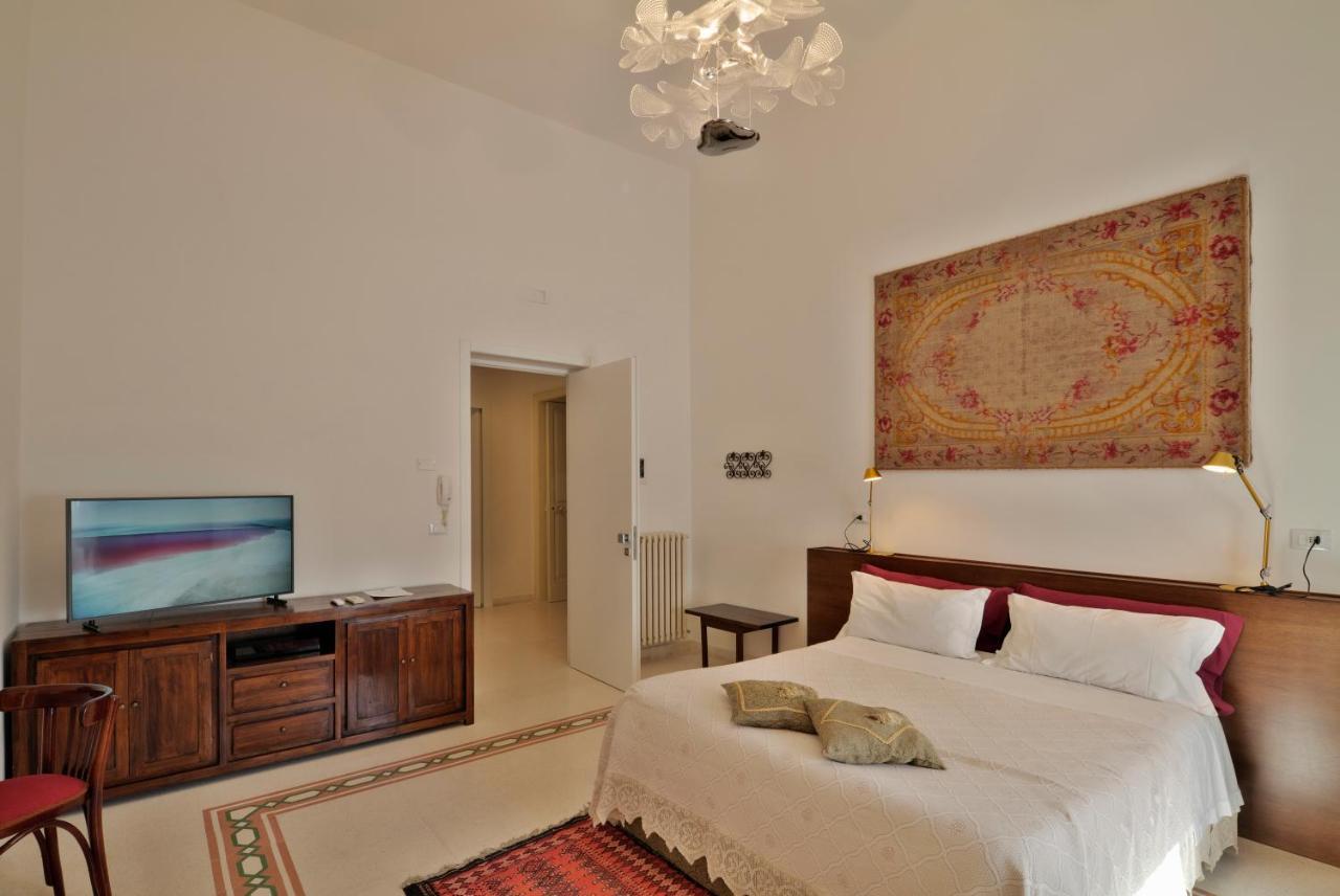 Palazzo Rollo Bed & Breakfast เลชเช ภายนอก รูปภาพ