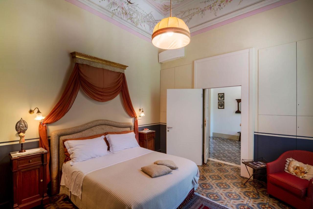 Palazzo Rollo Bed & Breakfast เลชเช ภายนอก รูปภาพ