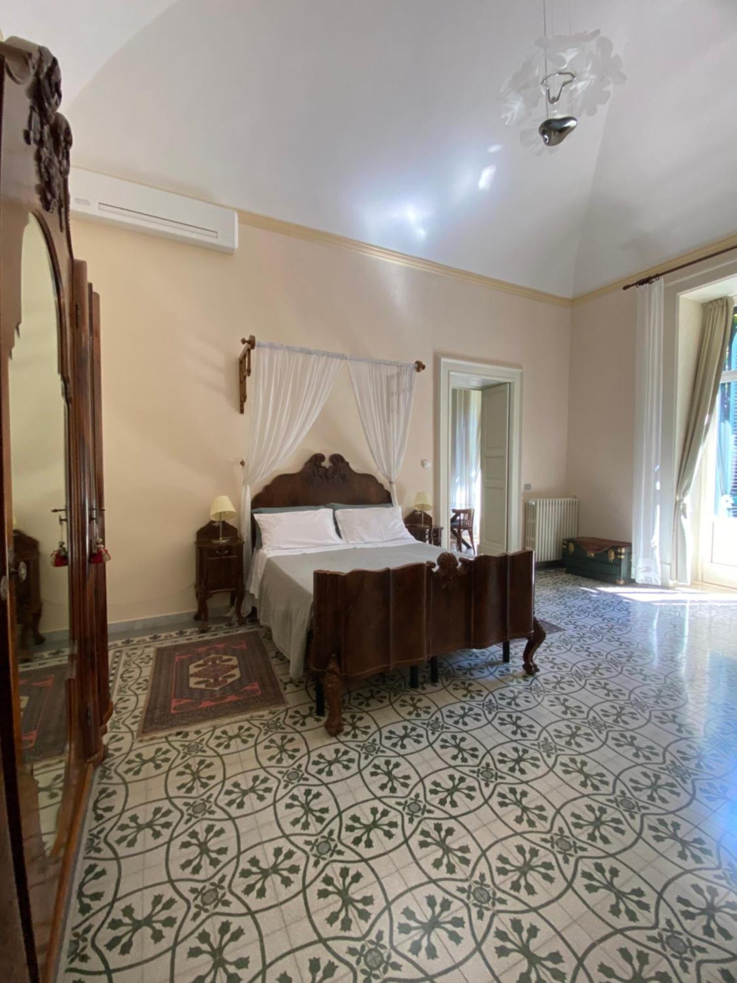 Palazzo Rollo Bed & Breakfast เลชเช ภายนอก รูปภาพ