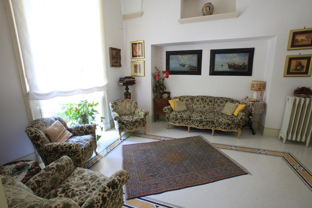 Palazzo Rollo Bed & Breakfast เลชเช ภายนอก รูปภาพ