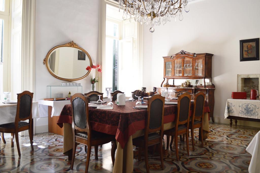 Palazzo Rollo Bed & Breakfast เลชเช ภายนอก รูปภาพ