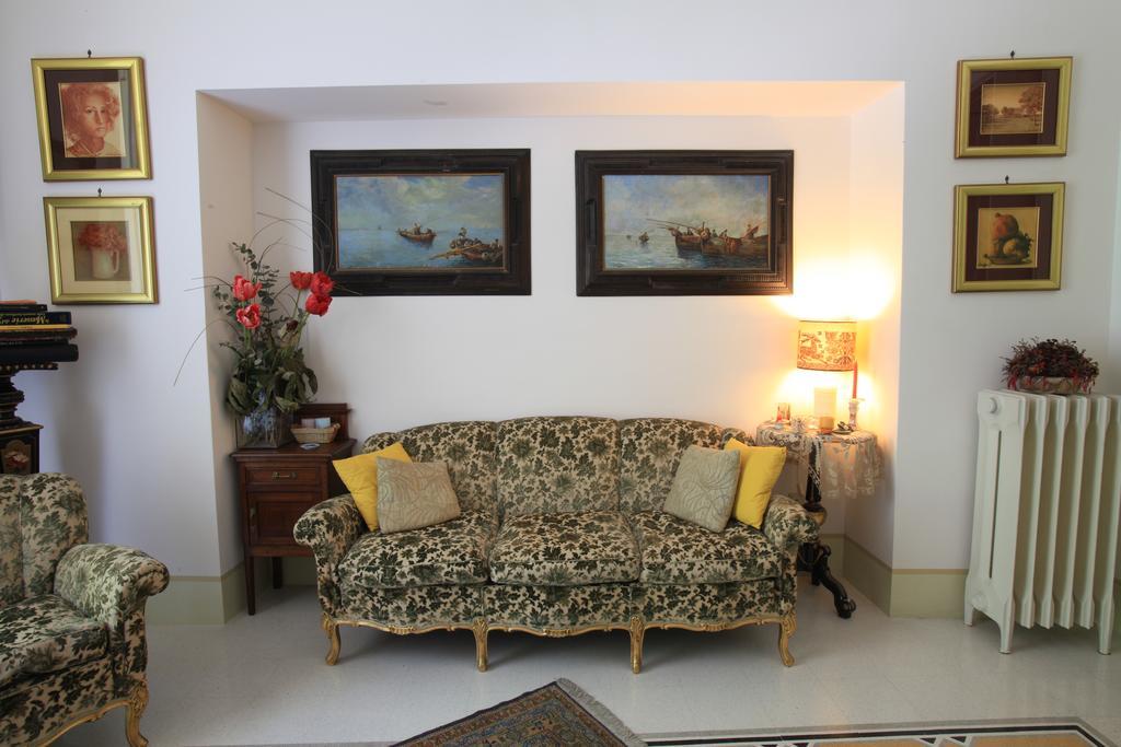 Palazzo Rollo Bed & Breakfast เลชเช ภายนอก รูปภาพ